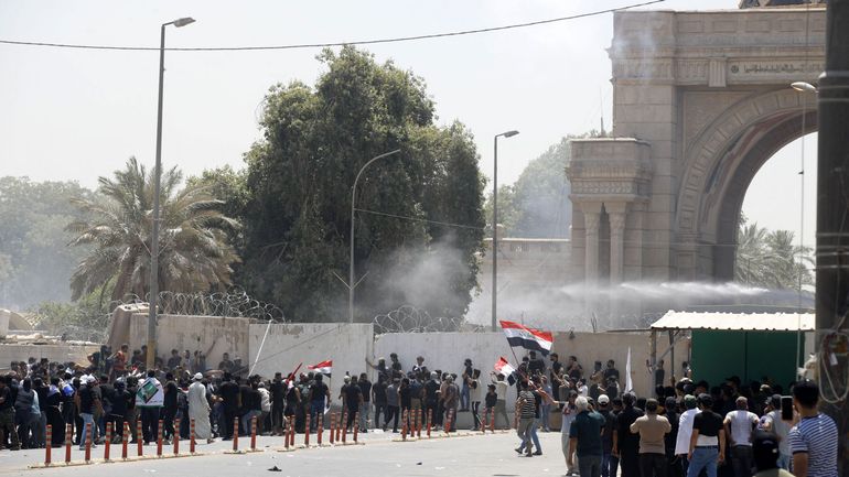 Irak : la police fait usage de gaz lacrymogènes contre des milliers de manifestants pro-Sadr