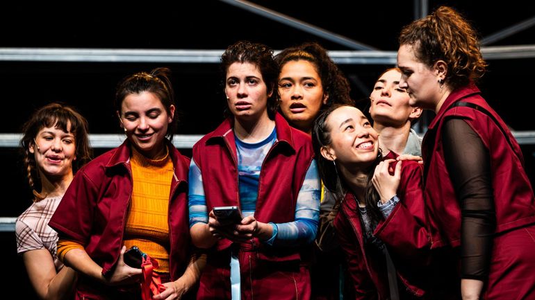 "Ces filles-là" : une pièce coup de poing sur le harcèlement adolescent à l’ère des réseaux sociaux