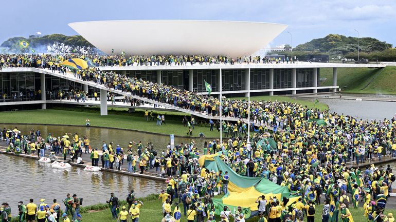 Brésil : plus de 750 suspects toujours en détention après les assauts de dimanche à Brasilia