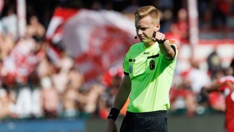 Trois nouveaux arbitres belges reçoivent leur badge FIFA pour les matchs internationaux