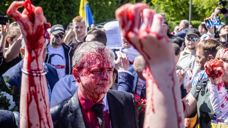 Guerre en Ukraine : l'ambassadeur russe en Pologne arrosé d'une substance rouge à Varsovie