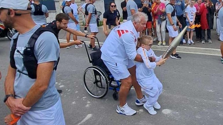 "Un moment magique" : atteinte d’une maladie génétique, Rosie, accompagnée de son éducateur Eric, a porté la flamme olympique