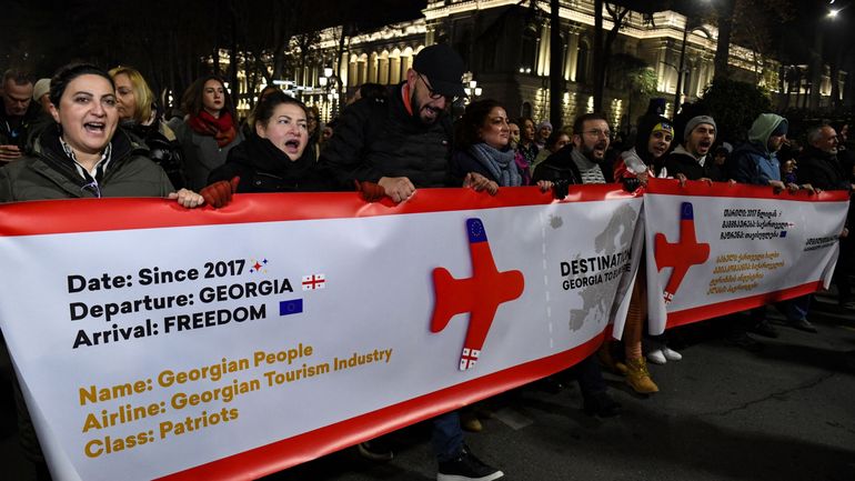 Géorgie : nouvelles manifestations devant le Parlement, le Premier ministre assure 