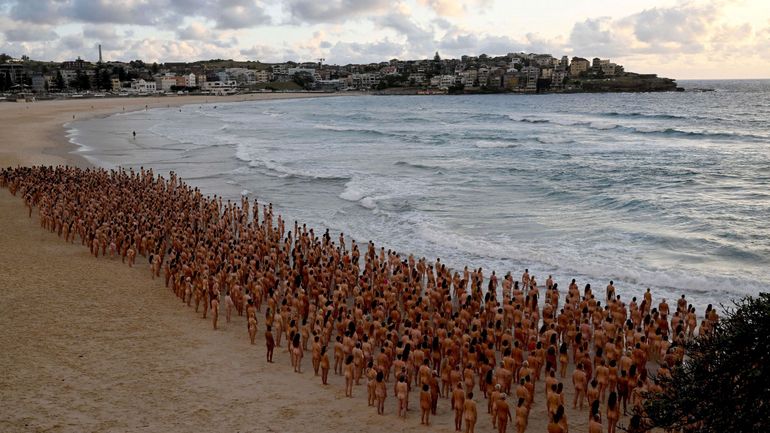 Australie : 2500 personnes posent nues sur la plage contre le cancer de la peau