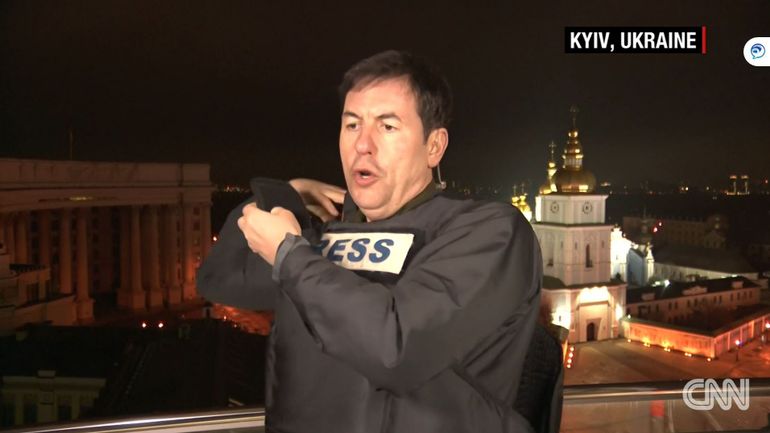 Surpris par des bombardements, l'envoyé spécial de CNN à Kiev enfile son gilet pare-balles en plein direct