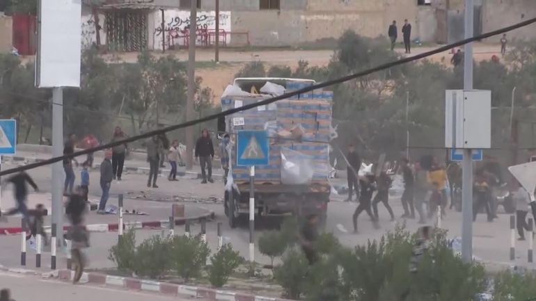 Les images du chaos à Gaza, l'aide humanitaire jetée des camions en marche à une foule hystérique