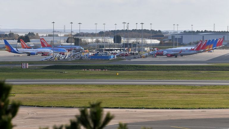De longues files d'attente dans les aéroports anglais en raison d'un manque de personnel