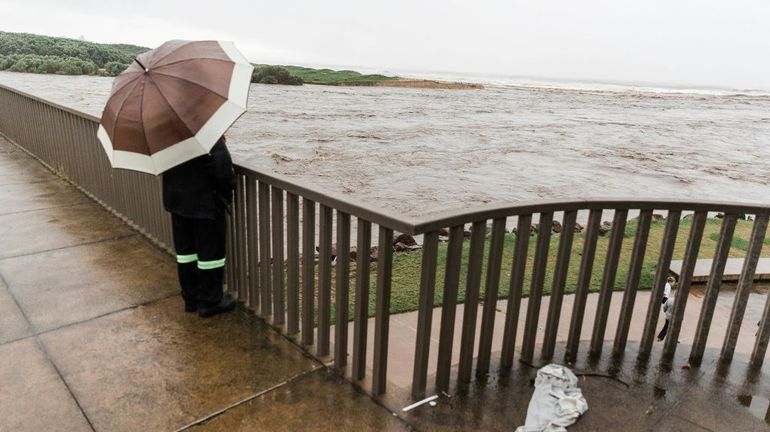 Afrique du Sud : pousser la boue, ramasser les débris après les inondations