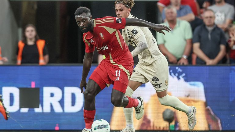 Passage éclair, gestion contestable : le Standard prête Grejohn Kyei à Charleroi avec option d’achat