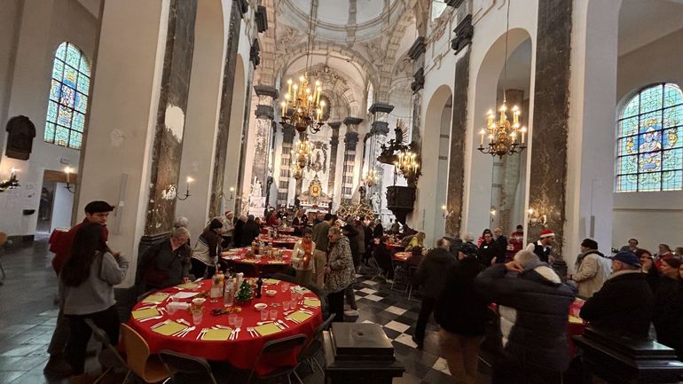 Environ 250 personnes partagent un repas de Noël à l'église des Riches Claires