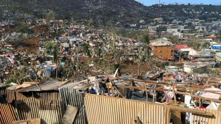 Mayotte : des scènes de chaos et des paysages de désolation après le passage du cyclone Chido