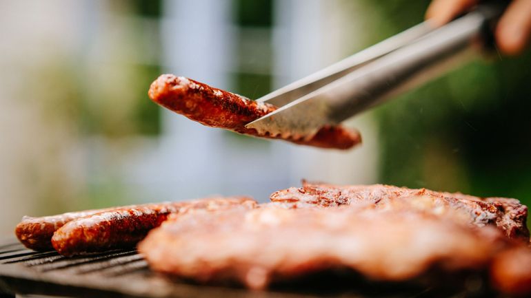 Des saucisses, burgers, oiseaux sans tête 