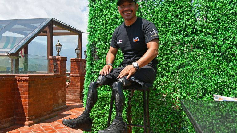 Un vétéran des Gurkhas amputé des deux jambes atteint le sommet de l'Everest