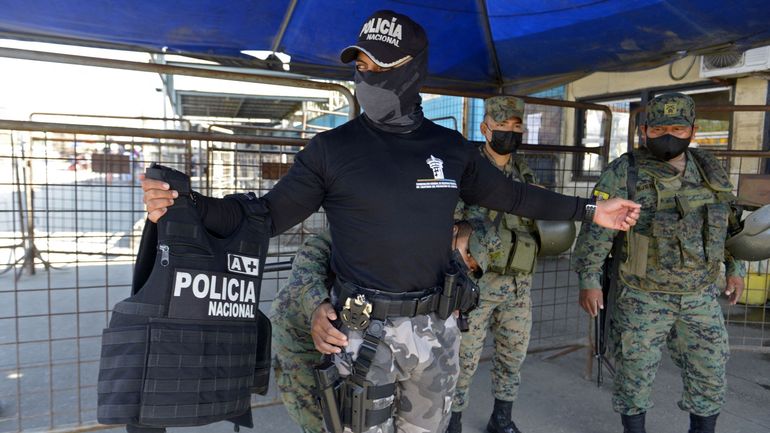 Coups de feu, grenades, décapitations : la guerre des gangs dégénère dans une prison en Equateur