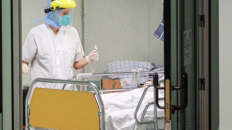 Hausse des hospitalisations liées au Covid-19 en Belgique: encore au moins deux mois de report de soins à prévoir