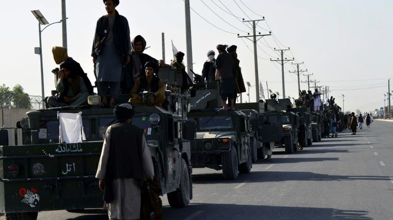 À Kandahar, les talibans défilent dans des véhicules militaires américains