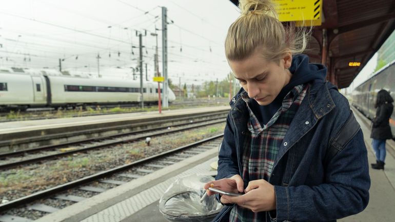 Fumer sur un quai de gare : ce sera bientôt interdit partout, même en plein air