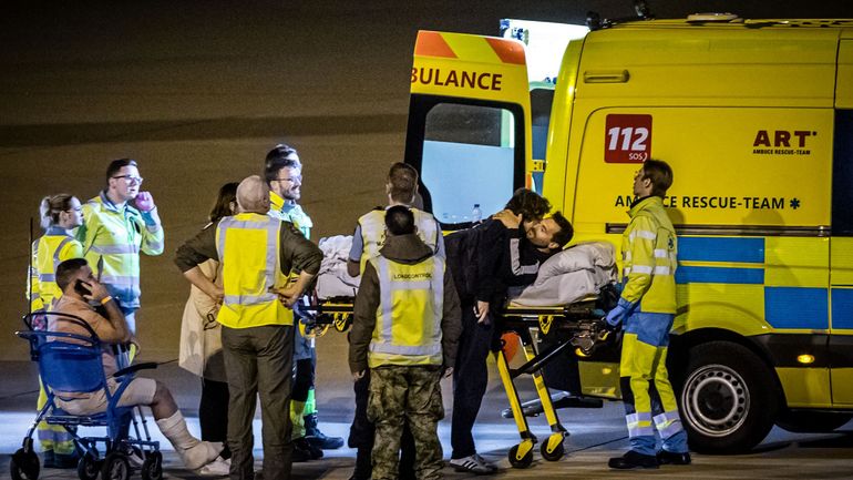 Guerre au Proche-Orient : le second avion néerlandais venu du Liban, avec 35 Belges à bord, dont les deux journalistes blessés, a atterri à Eindhoven