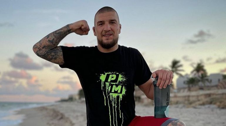 Le champion du monde ukrainien Yaroslav Amosov, de la cage de MMA au champ de bataille en taille réelle