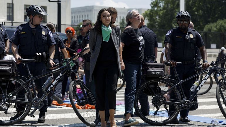 Etats-Unis : des parlementaires, dont Alexandria Ocasio-Cortez, arrêtés à Washington lors d'une manifestation pour le droit à l'IVG ce mardi