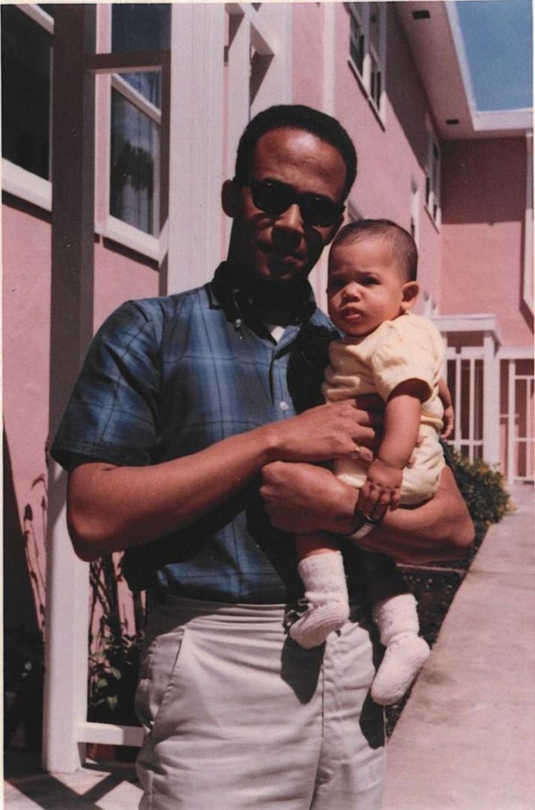 Photo d’avril 1965 transmise à l’AFP par Kamala Harris le 16 novembre 2020 la montrant dans les bras de son père Donald Harris à Berkeley, en Californie.