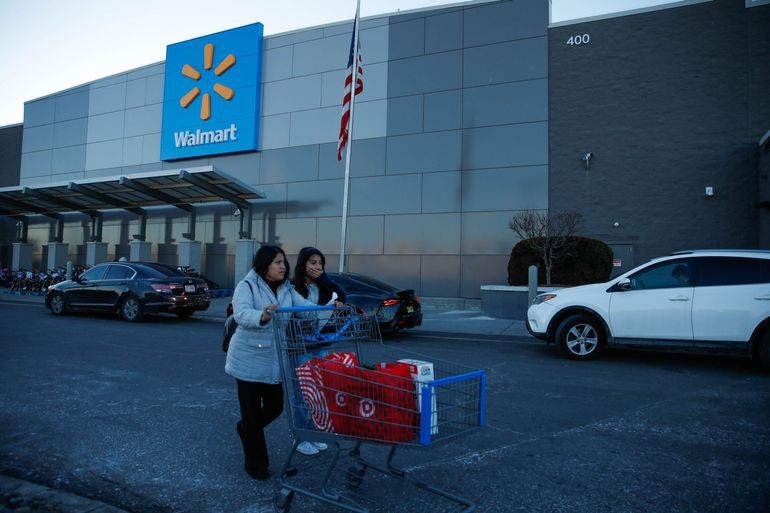 Des clients passent devant un magasin Walmart le 19 février 2024 à Secaucus, New Jersey.