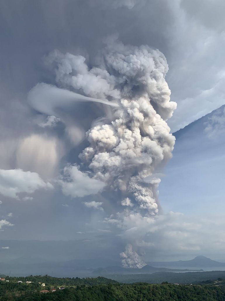 Philippines: Le Volcan Taal Se Réveille, Faisant Craindre Une éruption ...