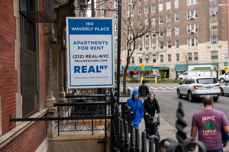 Un panneau annonçant des logements à louer est affiché à l’extérieur d’un immeuble de Manhattan le 11 avril 2024 à New York.