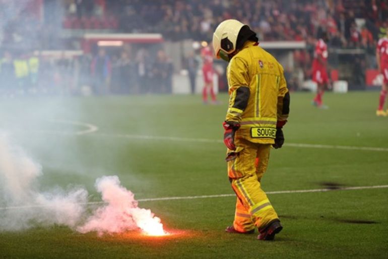 Standard Liege v Anderlecht abandoned because of flares & smoke