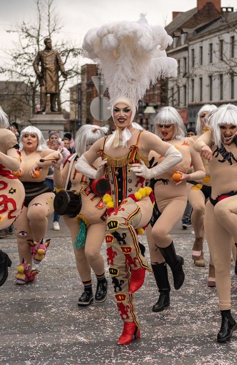 Une Drag-Queen en Gille pour casser les codes de notre folklore - RTBF Actus