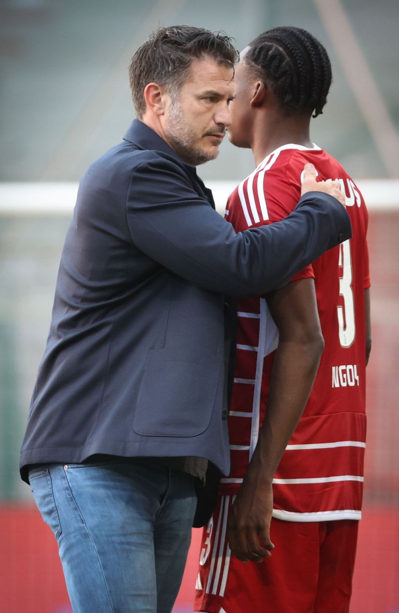 Alex Teklak après StandardBruges 'Ngoy s'en sort très bien même s'il