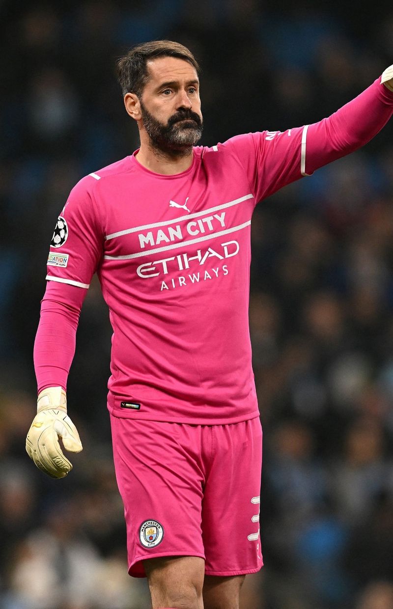 Man city pink kit hotsell