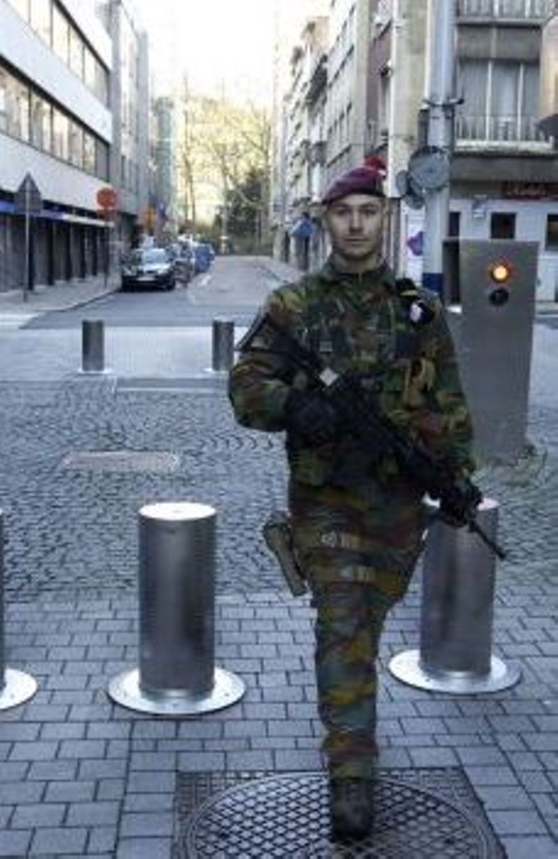 Les Lanciers rel vent les Chasseurs ardennais dans les rues de